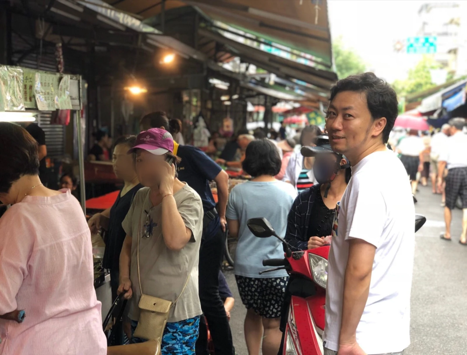 台北早市的人潮。被購物的人群包圍站著的我