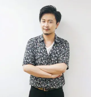 雙手抱胸的創意總監 Kou