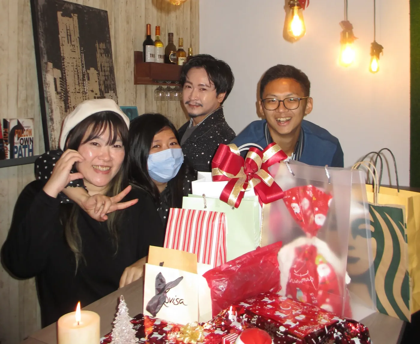 公司的聖誕聚會,四位成員與禮物盒