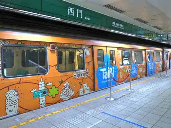 台湾でも1編成すべてがラッピングの編成を見ることができます