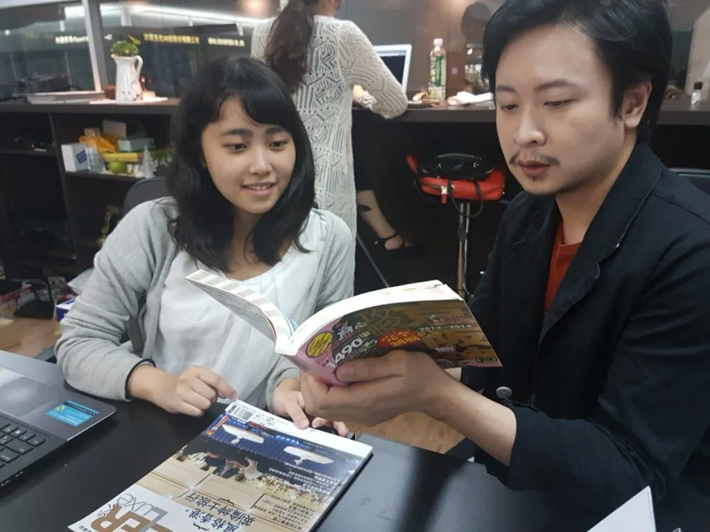 台湾人スタッフにアドバイスをもらう様子
