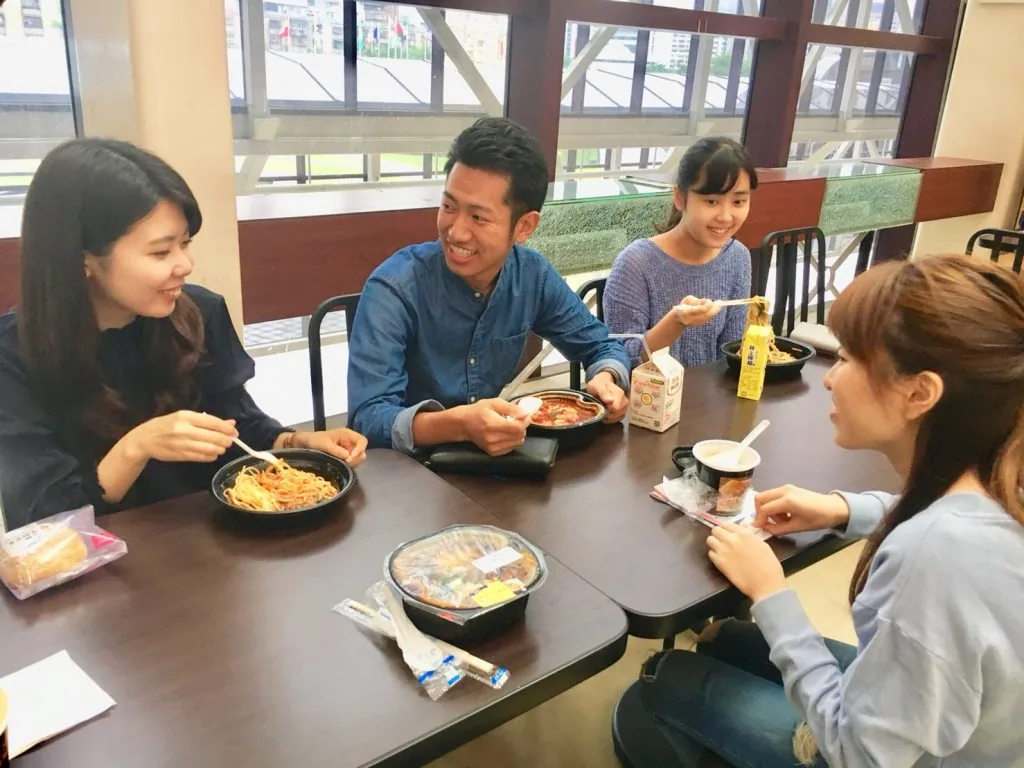 普段インターンでランチを食べている様子
