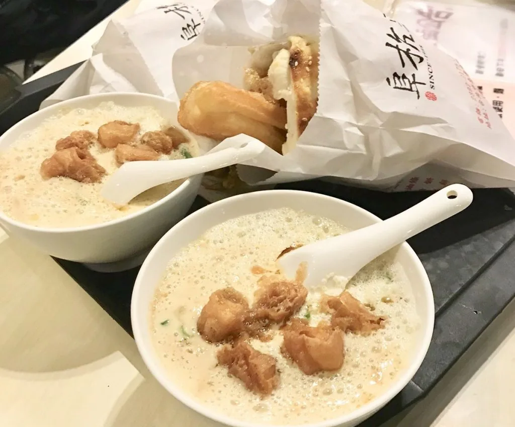 台湾で有名な朝ごはんに連れてってもらった時のご飯台湾は朝からがっつり食事を楽しんでいる人が多いです。