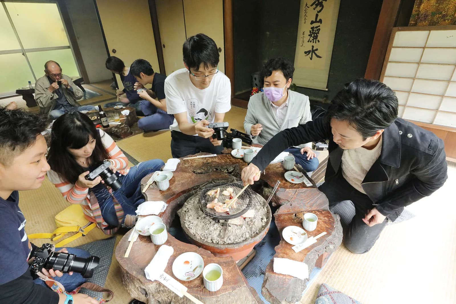 ブロガーさんが撮った写真によりシズル感が出るように、写真撮影のサポートをさせていただいている様子。