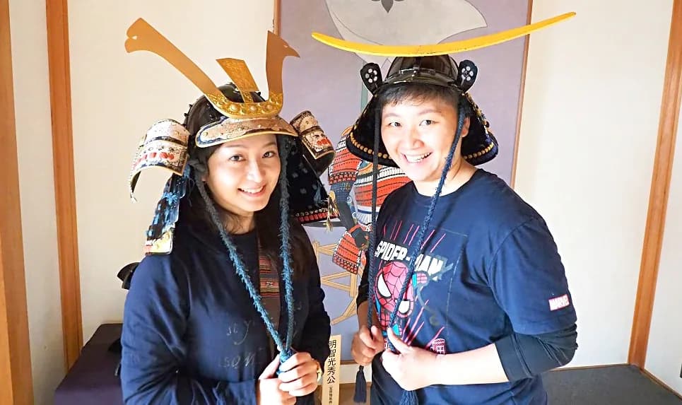 ブロガーの爆肝さんと一緒に福知山城内で兜をかぶる体験