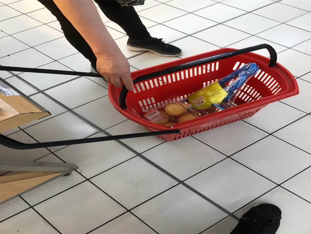 台湾大型スーパーの買い物カゴ