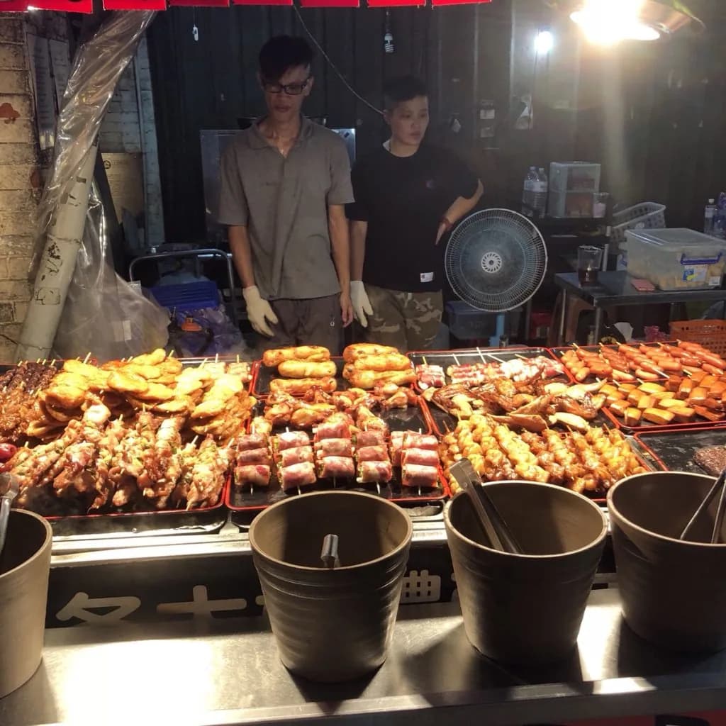 夜市の串屋、どれにするか決められない!