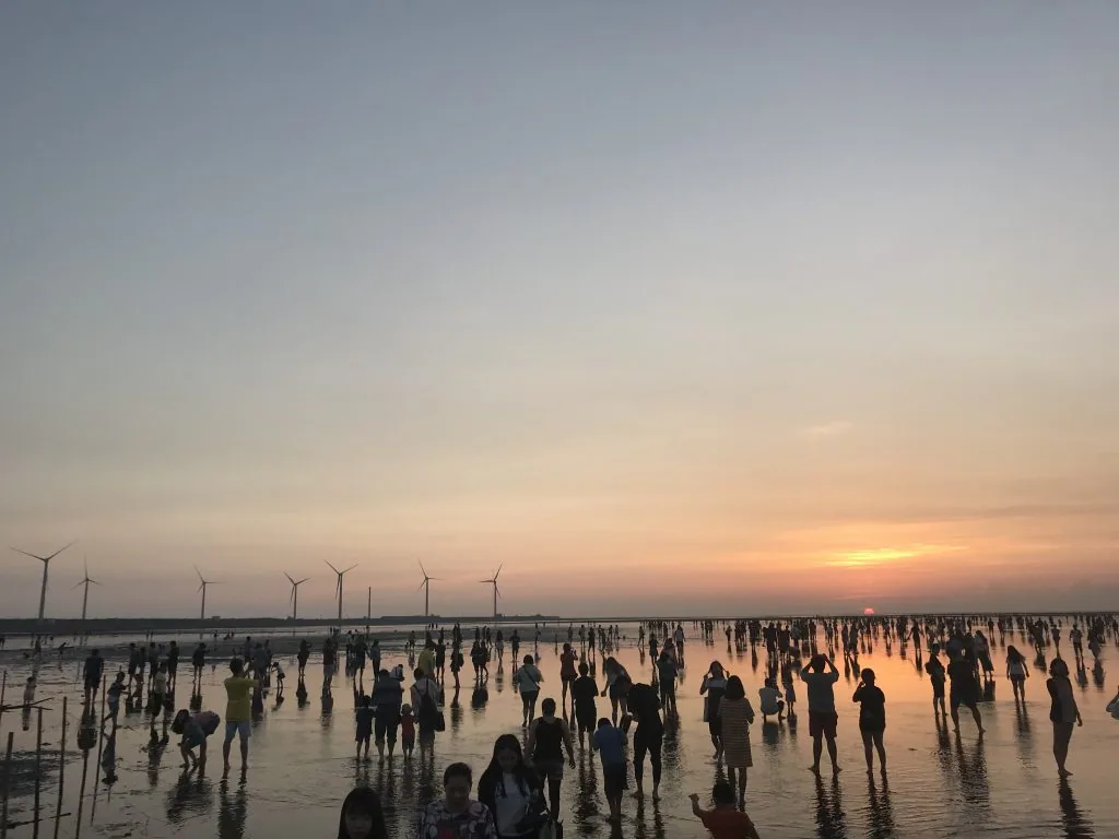 高速バスで行った台中の高美湿地。すごく綺麗な夕焼けと共に自由気ままな台湾の人たちが写っていて、台湾らしい光景だなと思います。