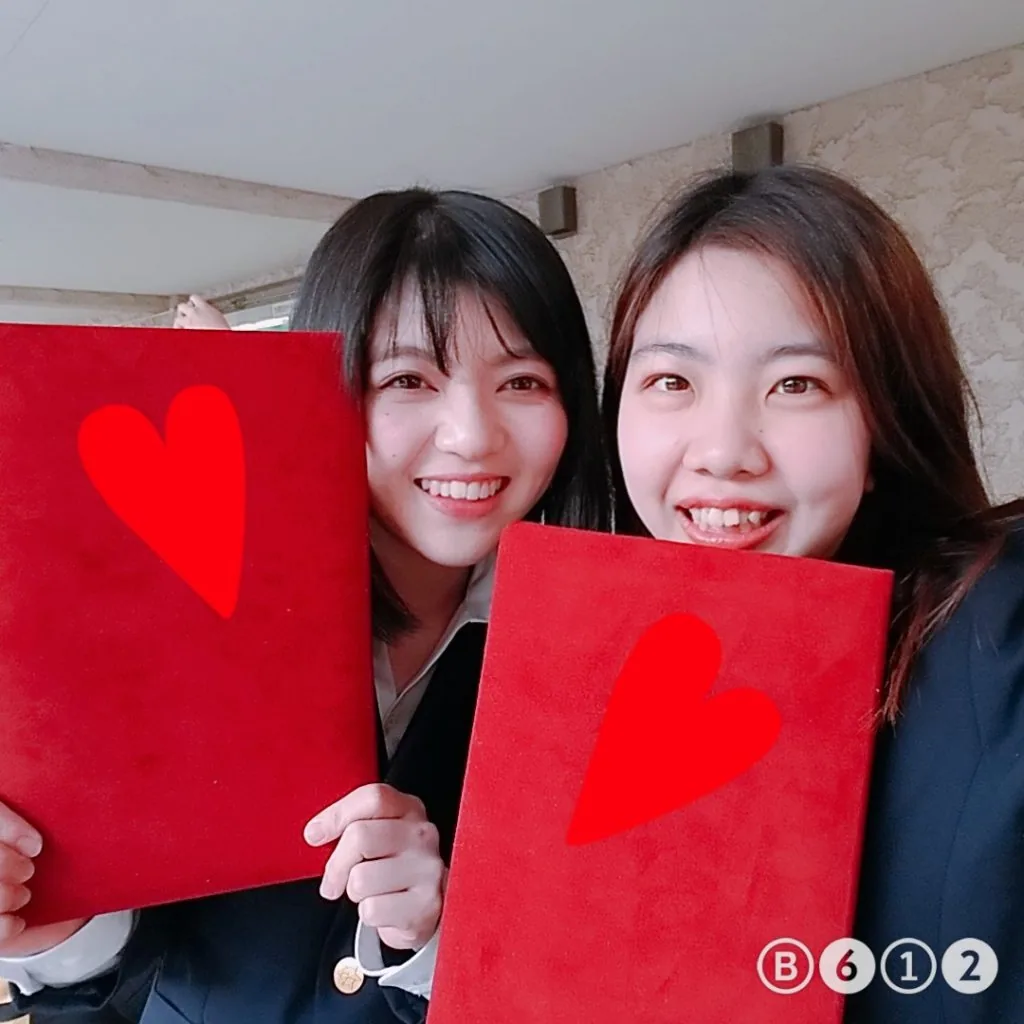 卒業式当日の写真!右側が私です。