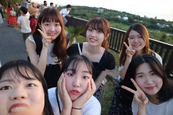 留学時代に友達と墾丁(台湾の最南端)へ旅行に行った時の写真 左上が私です!