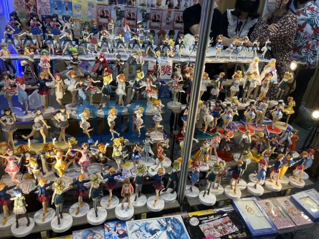 物凄い数の日本のフィギュアが売られていました!