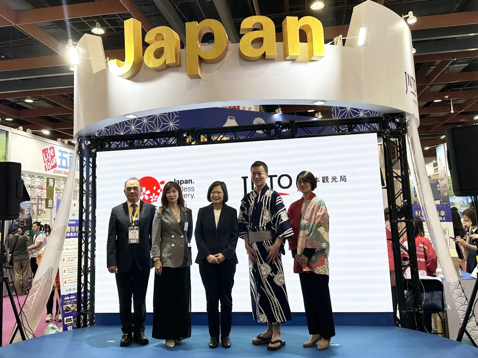 JNTOのブースに蔡 英文総統(写真中央)が!
