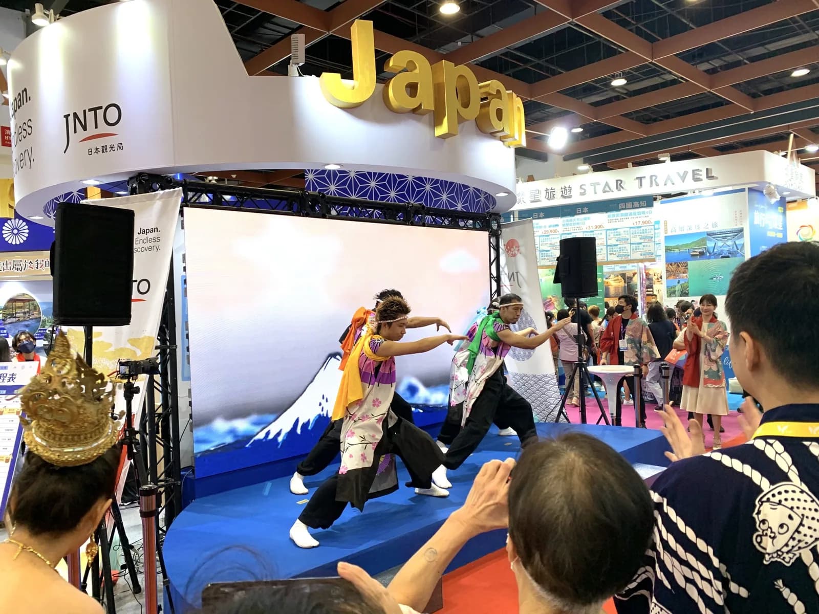 JNTOブースでのソーラン節のパフォーマンス