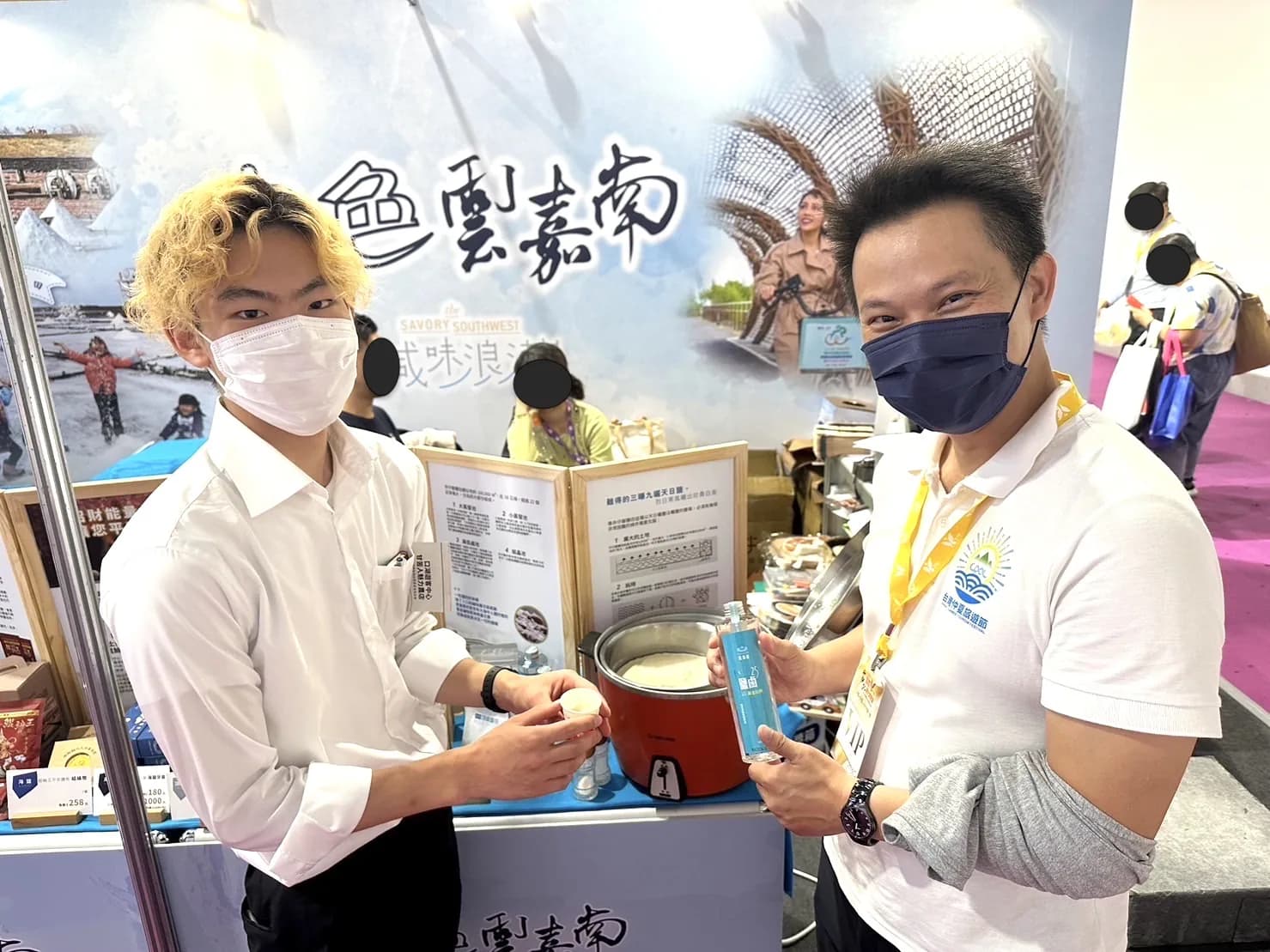 交通部観光局・雲嘉南浜海国家風景区の洪瑞鴻課長と。特産品のにがりで作った豆花(台湾の豆腐スイーツ)も試食させて頂きました。とても美味しかったです!
