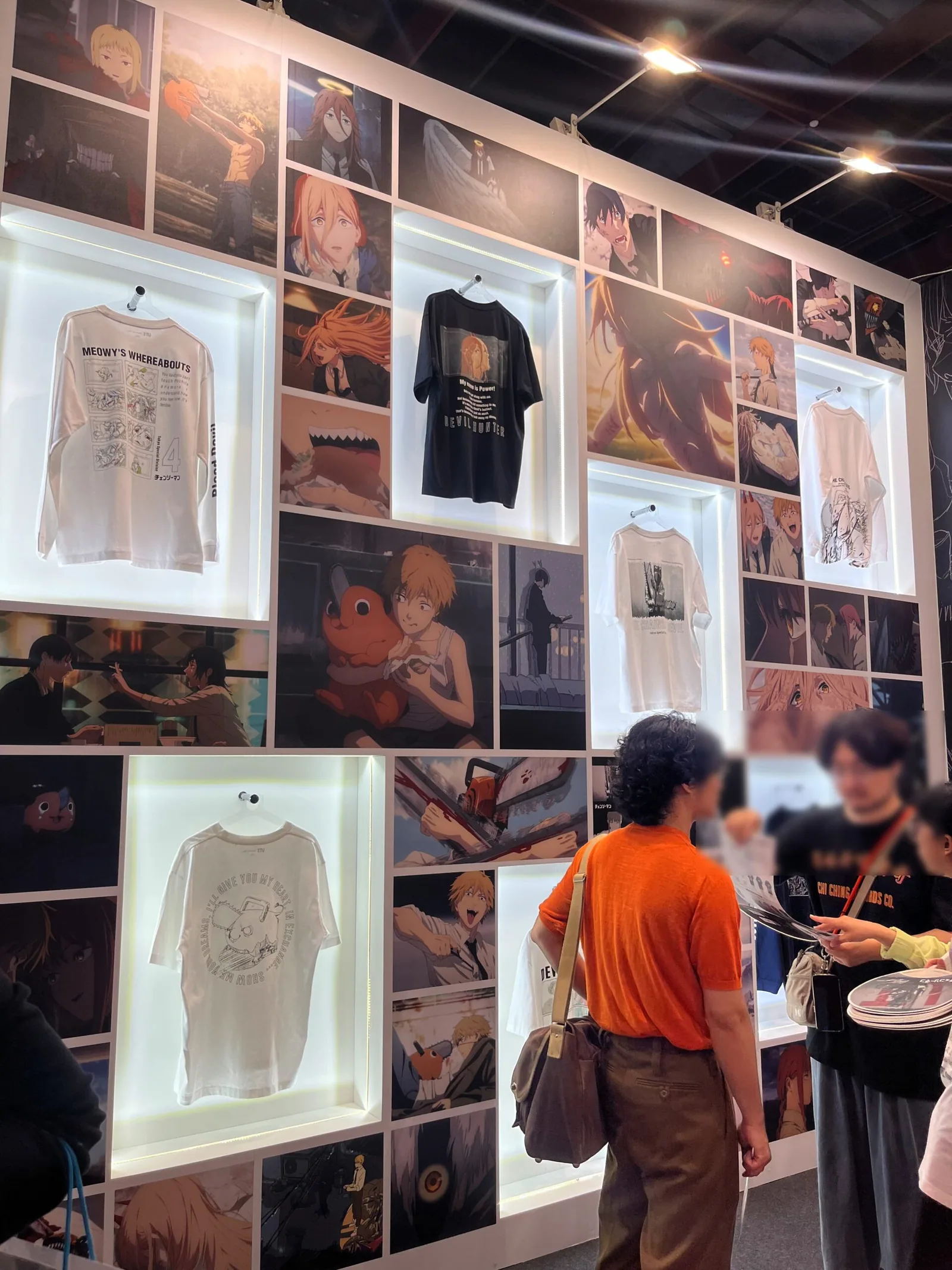 台湾の街角ではアニメやゲームとコラボしたUTを着ている人をよく見かけます