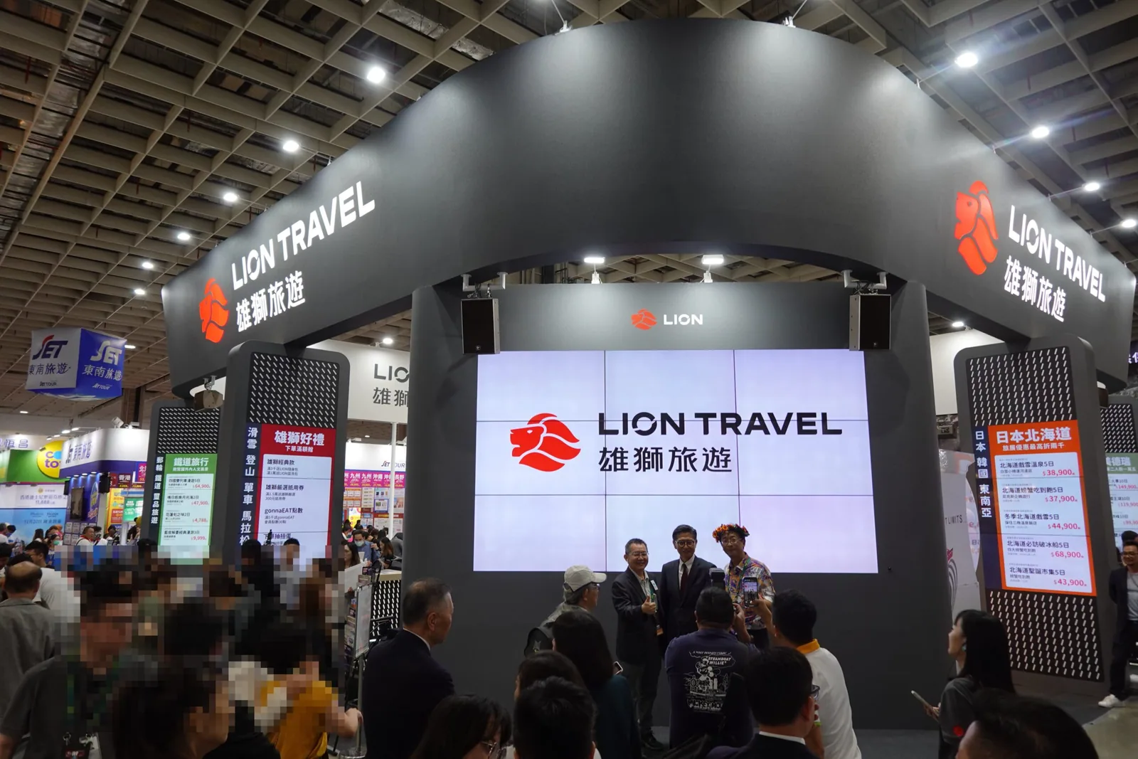 ライオントラベルのブースは特注で、業界最大手の威厳を示すサイズ感でした