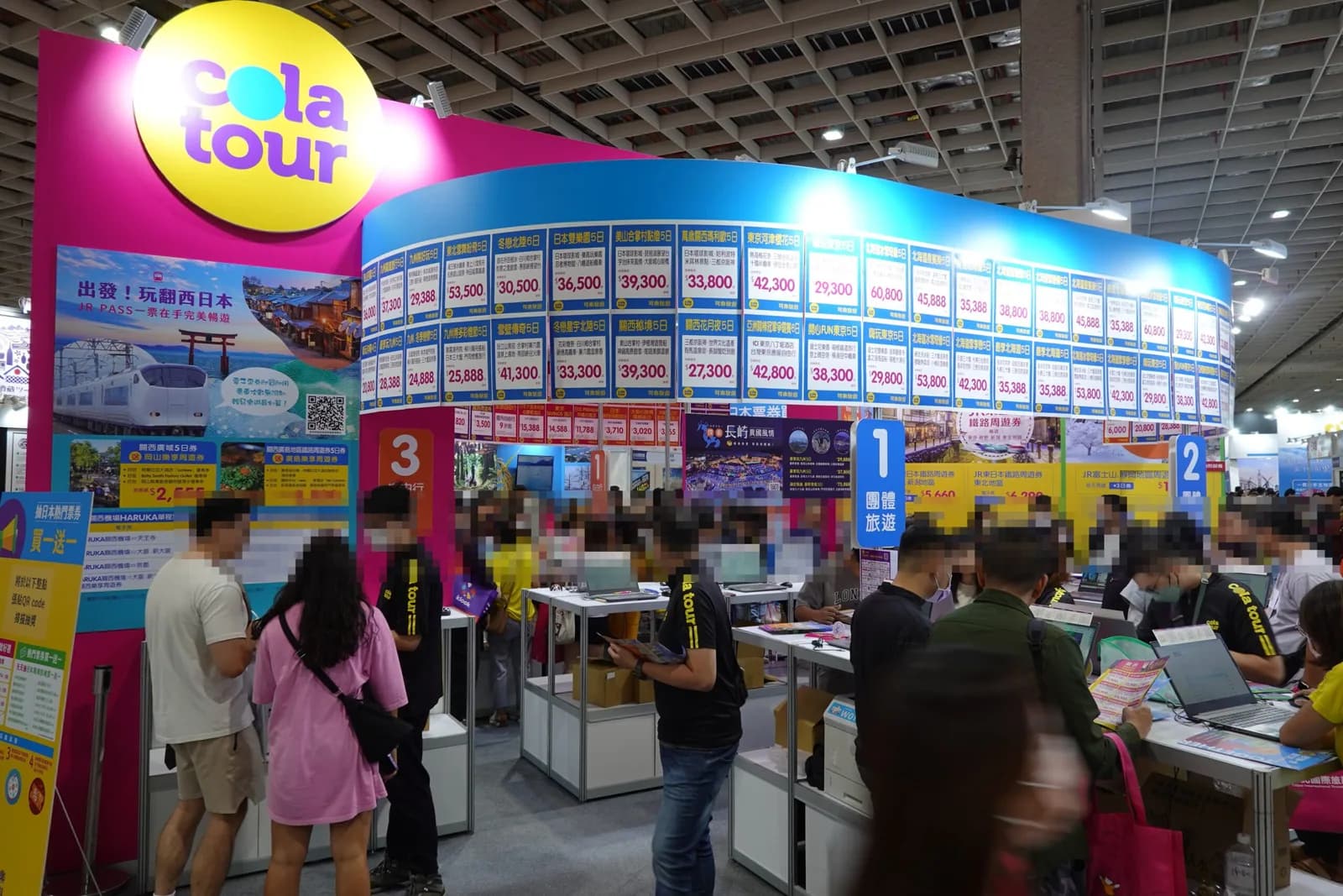旅行業界大手、可楽旅遊(コーラツアー)は場内に2つブースを構えていました。ツアーの行き先と価格が遠目でも見えるように設置するのが通例です。