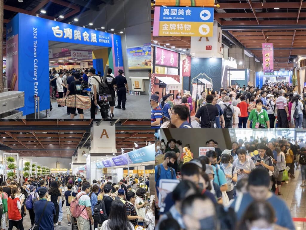 台北世界貿易センターの台湾美食展会場、週末に来場者で混み合う通路