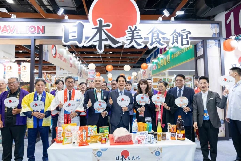 日本パビリオン「日本美食館」を視察する頼清徳総統と関係者