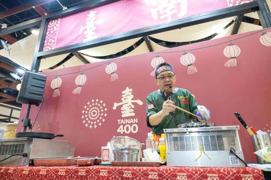 台南市ブースで虱目魚(サバヒー)料理の調理実演を行う料理人