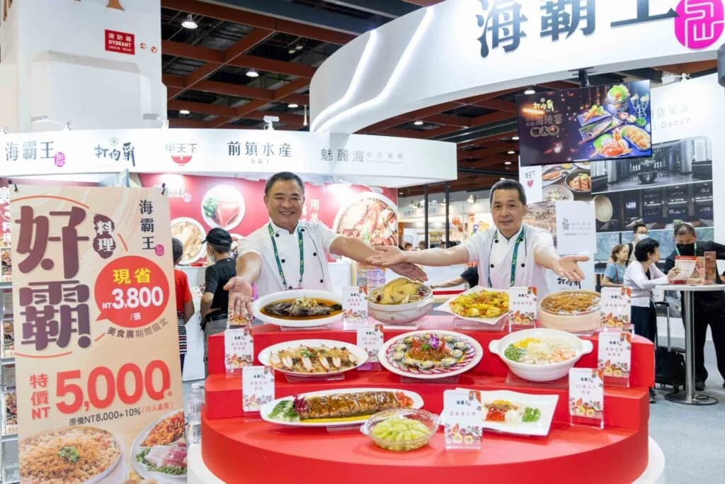 団体向け宴会料理を並べる海霸王のブース