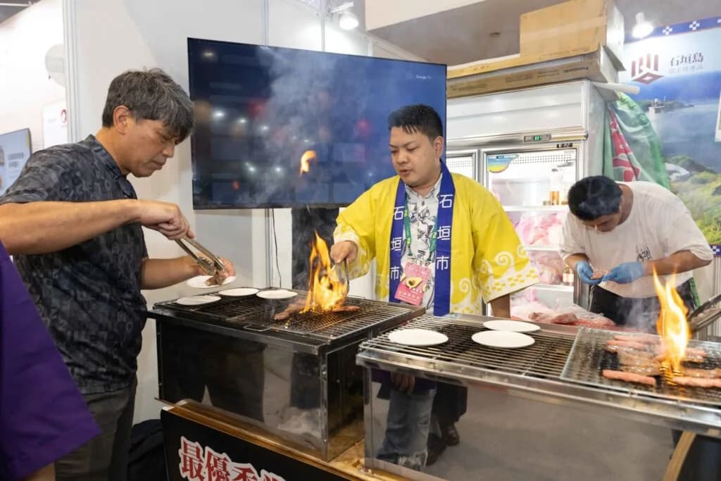 石垣牛の試食イベントで肉を炭火で焼く様子