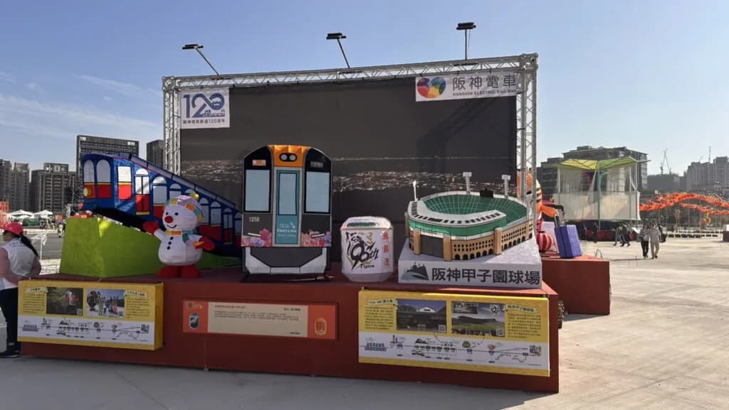 阪神電車や甲子園球場のランタンアートもありました